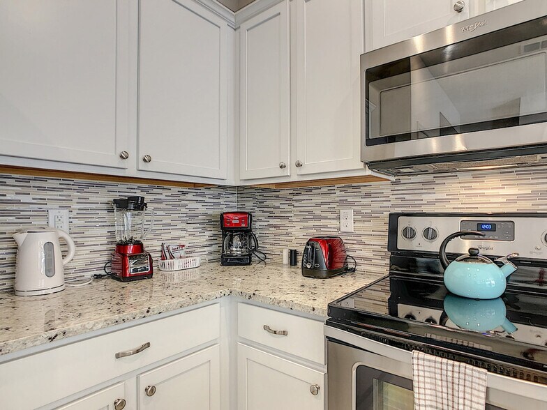 Building Photo - 5142 Adelaide Dr