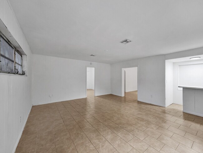 Building Photo - 3226 Oak Ave