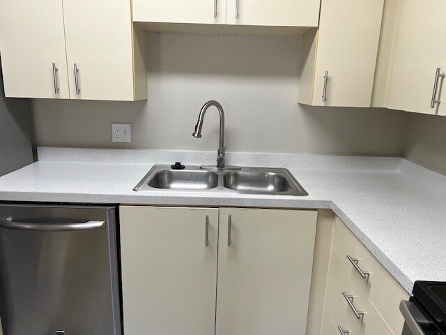 Building Photo - 345 Lakepointe Dr