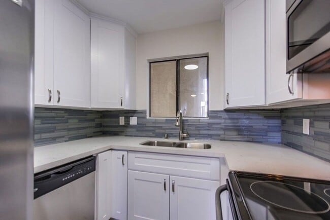 Building Photo - Upgraded 1/1 condo in Normal Heights! Pool...
