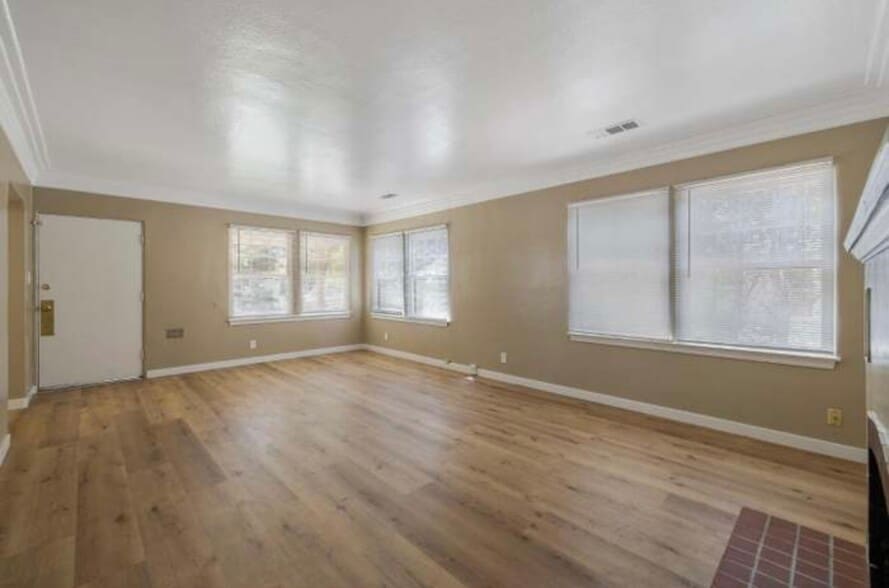Building Photo - 1204 E Sequoia Ave