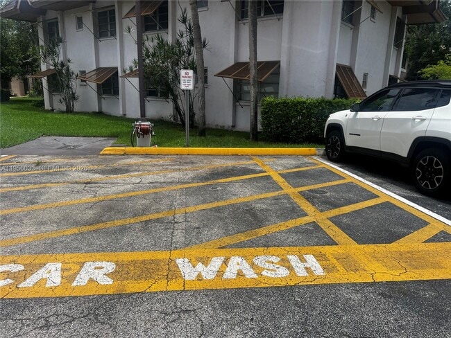 Building Photo - 9402 SW 77th Ave