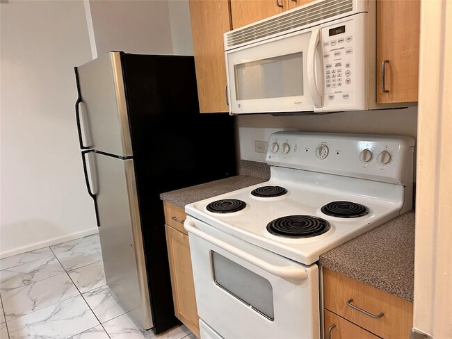 Building Photo - 533 NE 3rd Ave