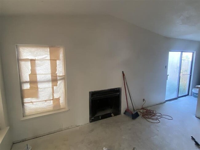 Building Photo - Cute 3/2 duplex with a garage