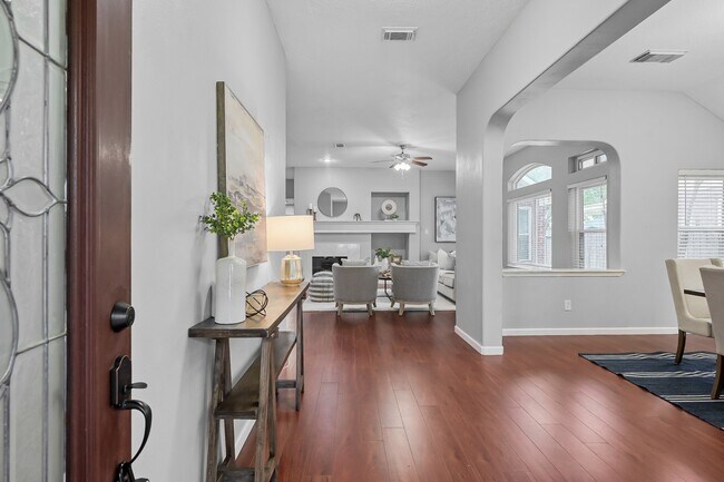 Building Photo - 5714 Overton Park Dr