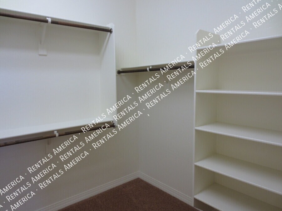 Building Photo - 1133 E Buckingham Ave