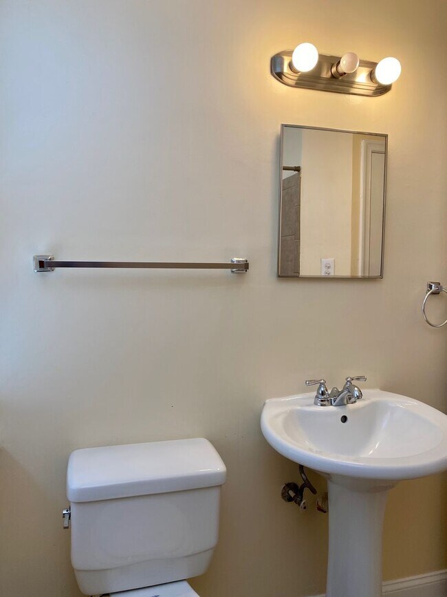 Building Photo - Charming 3 Bedroom/1.5 Bathroom Townhome in Parkville, MD!