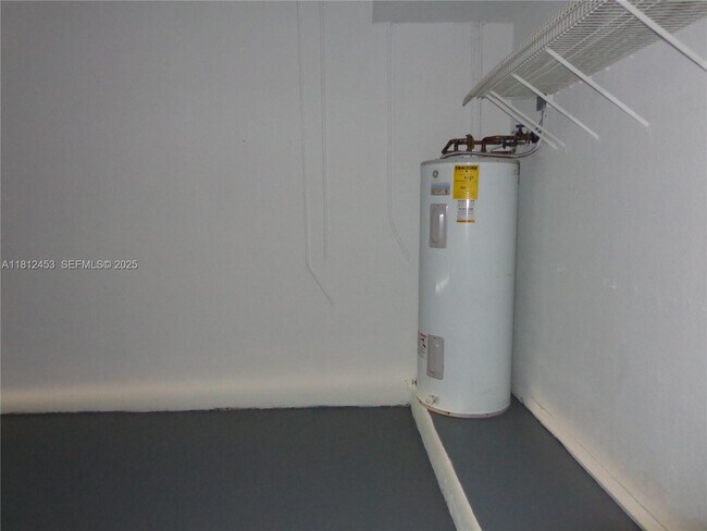 Building Photo - 991 Crestview Cir