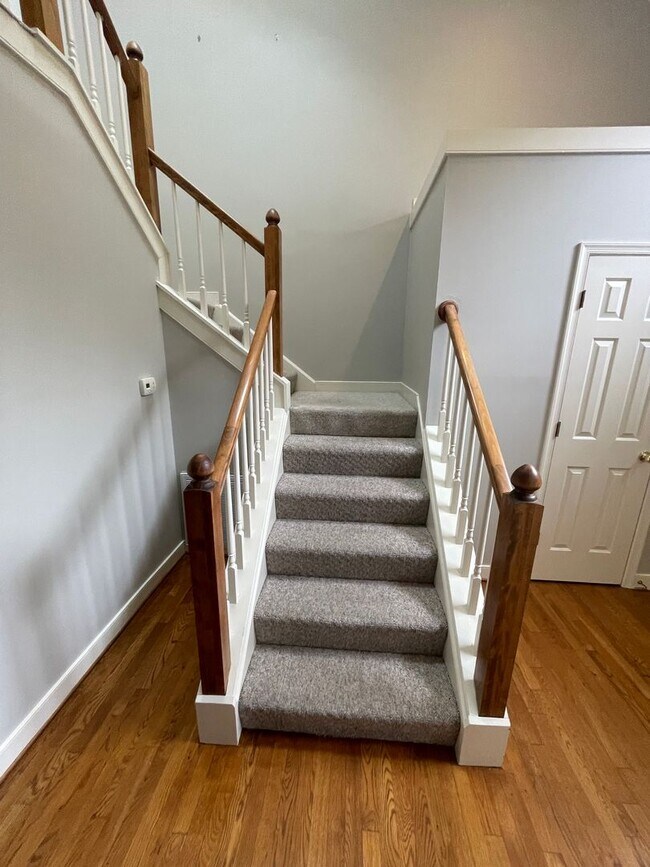 Building Photo - Large 2 Bedroom, 2.5 Bath Townhouse - Autu...