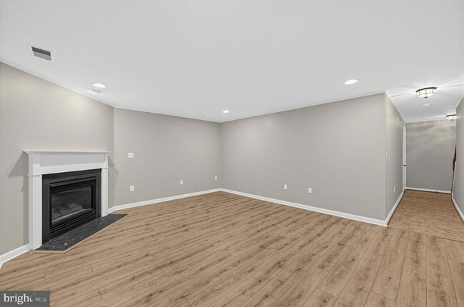 Building Photo - 21588 Bankbarn Terrace