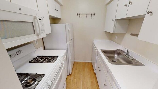 Building Photo - 529 Longshore Dr