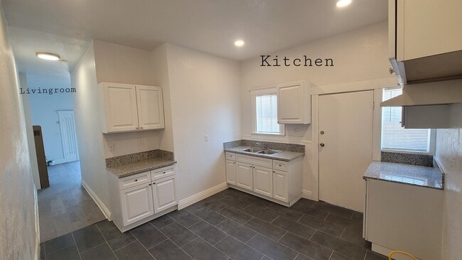 Building Photo - 636 W 74th St