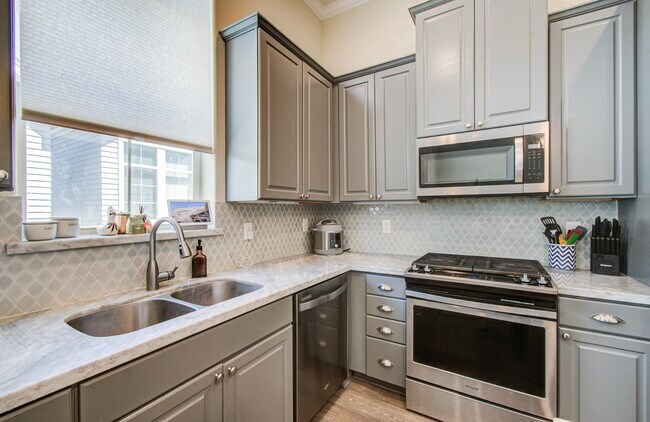 Building Photo - 2115 Naomi St