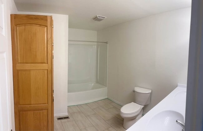 Building Photo - Nice 3 bedroom 1 bathroom