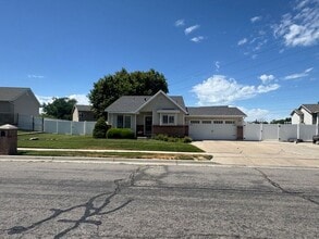 Building Photo - 4 bed 2 bath 2 car garage. Dog Friendly