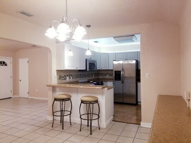 Building Photo - 512 E Strawbridge Ave