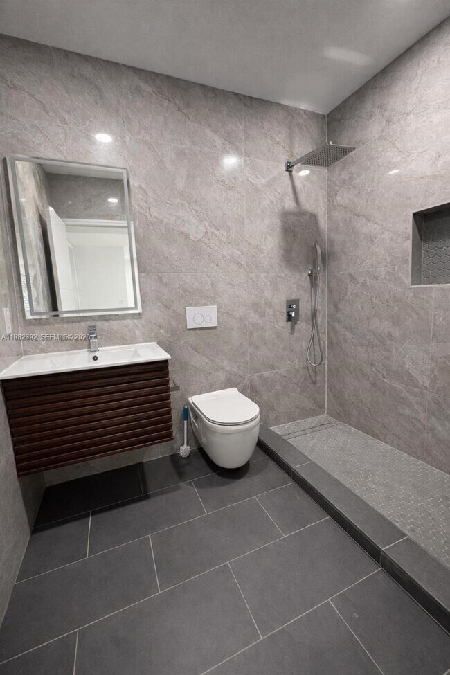 Building Photo - 916 NE 2nd St