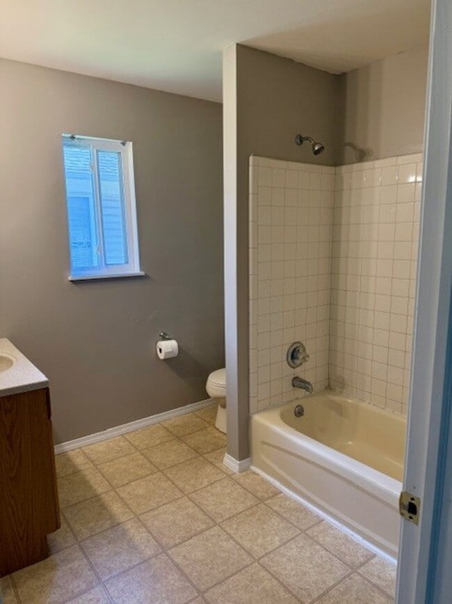 Building Photo - NEW RENTAL! Available Now