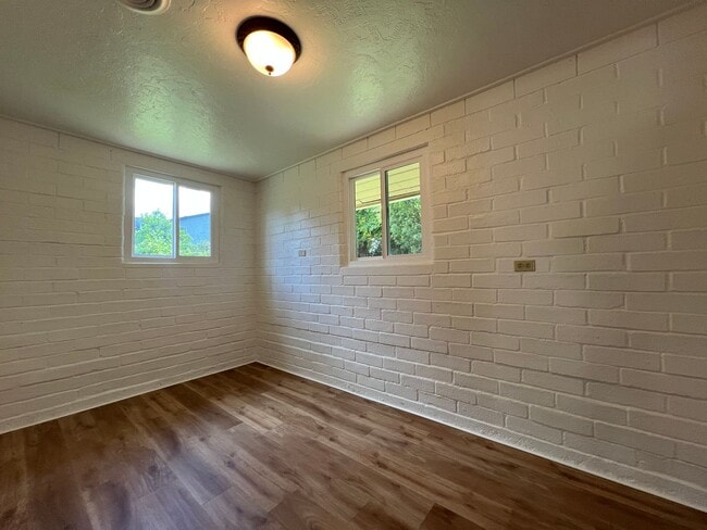 Building Photo - Two Bedroom Two Bathroom in a Parklike Set...