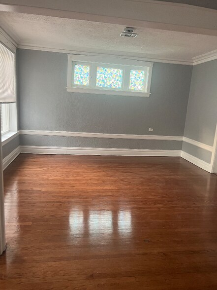 Building Photo - 6715 S Ridgeland Ave