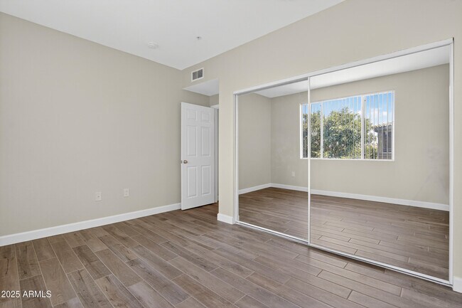 Building Photo - 5401 E Van Buren St