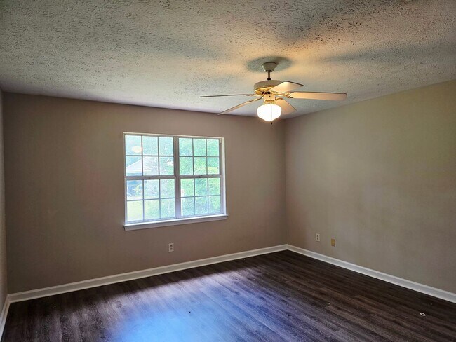 Building Photo - Pebblecreek Dr #17 &amp; 19