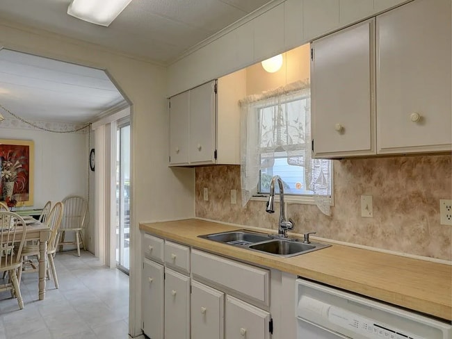 Building Photo - 1035 Royal Palm Dr
