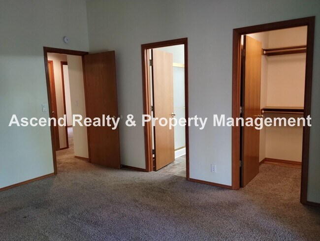 Building Photo - Ranch in Quiet Neighborhood with Fenced Ya...