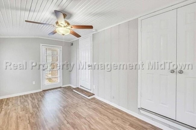 Building Photo - 6400 Greenway Rd