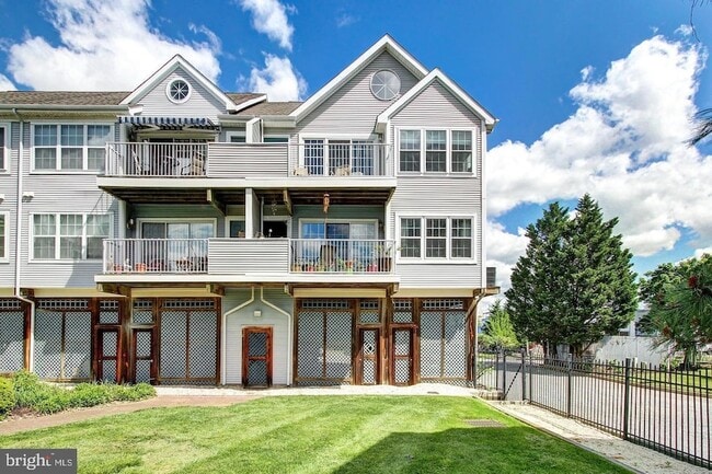 Building Photo - 247 Fountain St