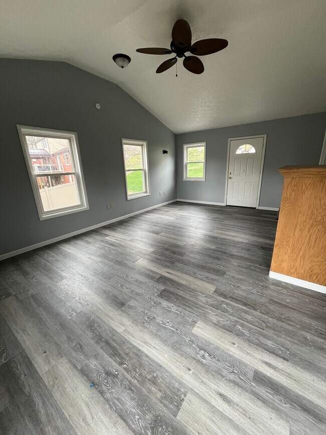 Building Photo - 3 bedroom available in the West Jefferson Hills School district!