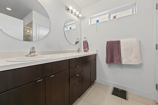 Building Photo - 1010 Rooftop Dr