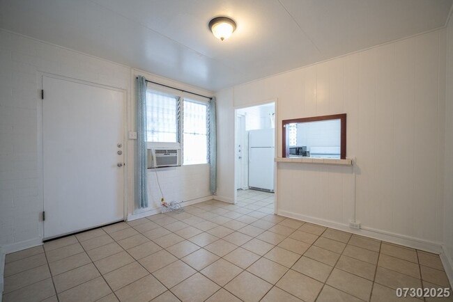 Building Photo - Conveniently Located Moi'ili'ili Apt. near...
