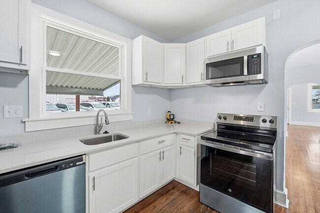 Building Photo - Three Bedroom Home in Hamilton!