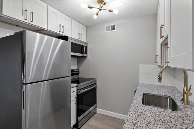 Building Photo - Kenwood: New Renovation! Spacious 2 Bedroo...