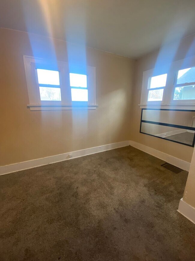 Building Photo - L205