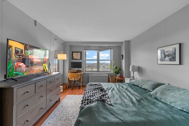 Building Photo - 225 St Pauls Ave