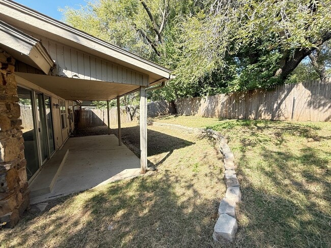 Building Photo - Vaulted Ceilings, Large Great Room! 3 bedr...