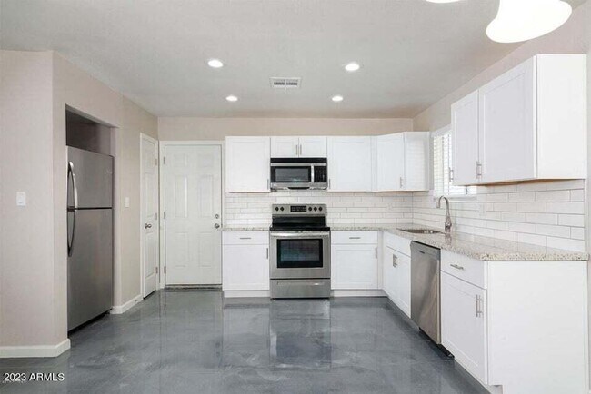 Building Photo - 521 W Pebble Beach Dr