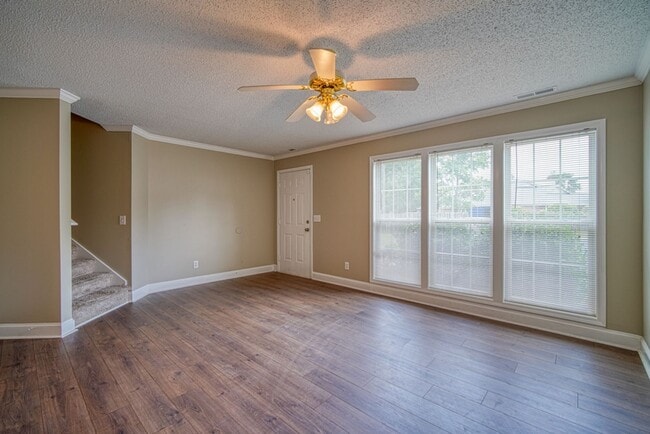 Building Photo - Freshly Renovated 2 BR, 2.5 BA Townhome Ce...