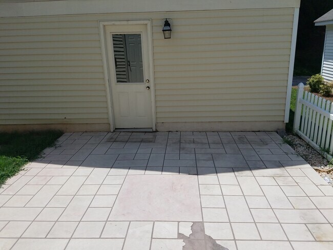 Building Photo - COMING SOON! Ballantyne Beauty! Spacious 3BR Home w/ Fireplace & Fenced Yard