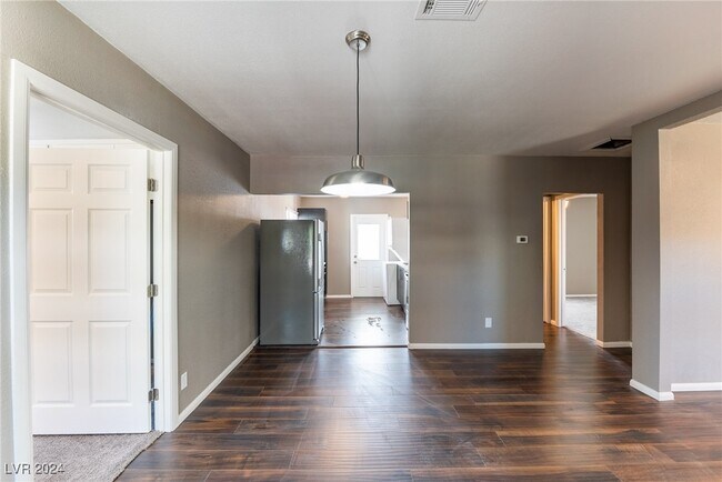 Building Photo - 227 S Texas Ave