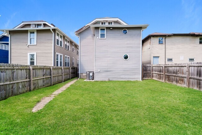 Building Photo - 764-766 Kelton Ave