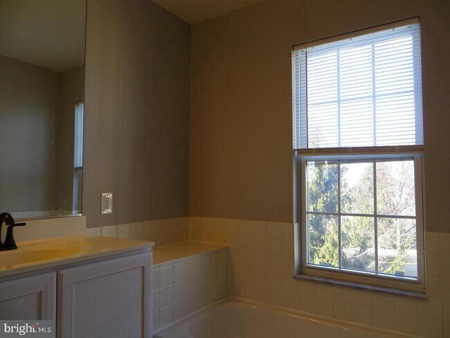 Building Photo - 3606 N Carriage Ct