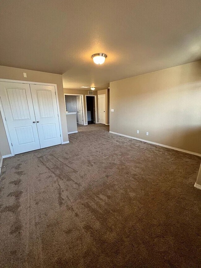 Building Photo - *COMING SOON* 3 Bedroom near Carson and Pe...
