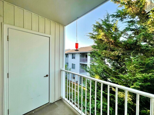 Building Photo - Spacious Top-Floor 3-Bedroom Condo