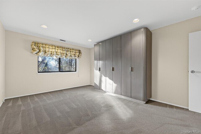 Building Photo - 7 Meadowood Dr