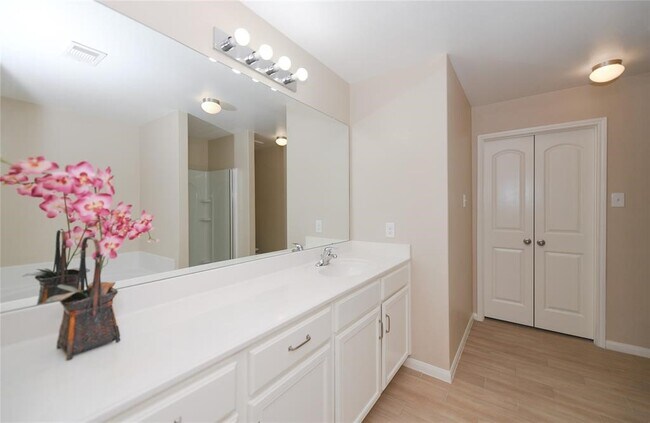 Building Photo - 1001 Strawberry Ridge Dr