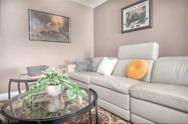 Building Photo - Fully furnished!