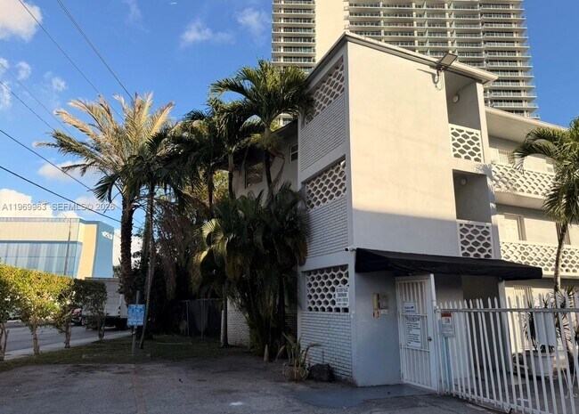 Building Photo - 1610 NW N River Dr